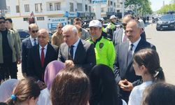 Diyarbakır Valisi çocuklarla birlikte trafiğe çıktı