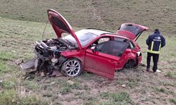 Van'da otomobil uçuruma yuvarlandı