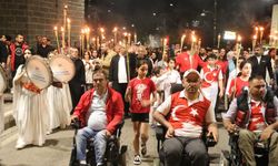 Diyarbakır’ın tarihi Sur ilçesinde meşaleli yürüyüş