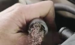 Aracın motorundan bulaşık teli çıktı!