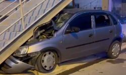 Otomobil üst geçide çarptı: 6 yaralı