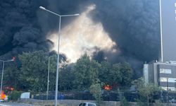 Özel hastane yanında bulunan fabrikada yangın