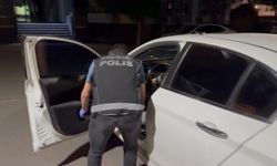 Dur ihtarına uymayan sürücü, uyuşturucu fırlattı!
