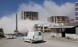 Yıkılan bina deprem etkisi yarattı, o anlar kameralara yansıdı