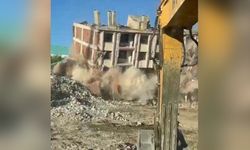 Elazığ’da ağır hasarlı bina tek dokunuşla yıkıldı