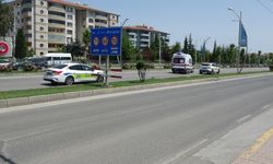 Kocasıyla tartışan kadın seyir halindeki arabadan kendini attı
