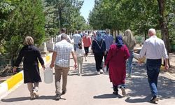 Diyarbakır'da arife günü vatandaşlar mezarlıklara akın etti