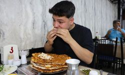 Bir oturuşta 15 lahmacun yiyor!