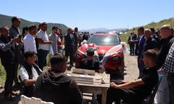 Okey masası kurarak düğün konvoyunun önünü kestiler