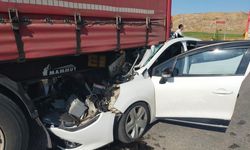 Feci kaza; Otomobil tırın altına girdi