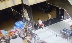 AVM'de iki esnaf arasındaki kavga kamerada