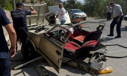 Aydınlatma direğine çarpan otomobil ikiye bölündü