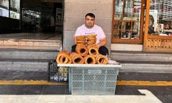 Diyarbakır’da simit satarak kardeşlerini okutuyor
