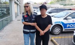Genç kız, arkadaşından ayrılmasını isteyen annesini yaraladı