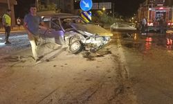 İki otomobil kafa kafaya çarpıştı