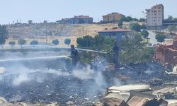 Otluk alanda çıkan yangın, fayans deposunu küle çevirdi