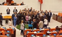Meclis’te büyük gerginlik, kürsü işgal edildi