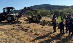 Devrilen traktörün altında kalan çift hayatını kaybetti