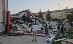 Balıkesir’deki şiddetli depremde bazı binalar yıkıldı