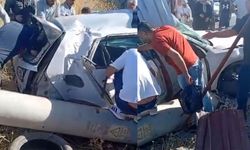 Diyarbakır’da araç yoldan çıktı, bariyere saplandı: 2 yaralı