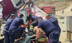Freni patlayan vinç, iki aracı ezdikten sonra uçurumdan uçtu