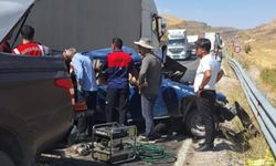Hakkari-Van karayolunda Tır ile otomobil çarpıştı: 3 ölü, 2 yaralı