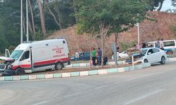 Hasta almaya giden ambulansla, otomobil çarpıştı: 5 yaralı