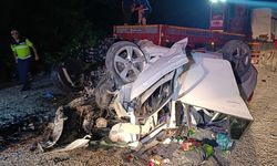 İki otomobil kafa kafaya çarpıştı: 6 ölü