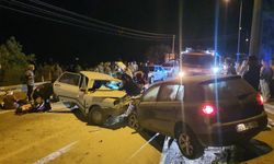 İki otomobil kafa kafaya çarpıştı; 7 yaralı