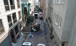 İstanbul’da ahşap bina çöktü