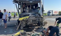 Katliam gibi kaza; Halk otobüsü, TIR ile çarpıştı, yaralılar var