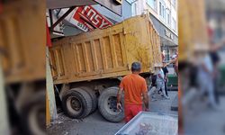 Freni patlayan kamyon dükkana daldı