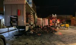 Mangal kömürü yüklü tırda yangın