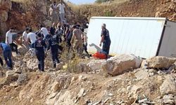 Diyarbakır'da kamyonet şarampole devrildi: 3 yaralı