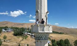 Şebeke çekmeyince minareye çıkıyorlar