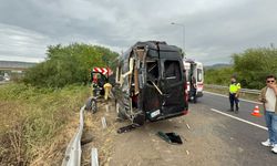 Konsere giden minibüs bariyere ok gibi saplandı: 7 yaralı