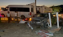 Adıyaman’da minibüs ile otomobil çarpıştı: Çok sayıda yaralı