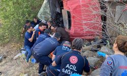 Yangın yolunda itfaiye aracı şarampole yuvarlandı: 2 er yaralı