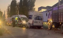 Tarım işçilerini taşıyan minibüsle kamyon çarpıştı: 20 yaralı