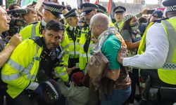 Londra'daki Filistin gösterisinde gözaltına alınanların sayısı 890 kişiye çıktı