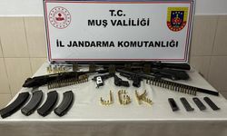 Muş’ta bir evde çok sayıda silah ve mühimmat ele geçirildi