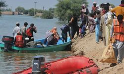 Pakistan'da sel felaketi: Arama kurtarma çalışmaları güçleşiyor