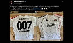 Richard Moore'a, James Bond göndermeli Beşiktaş forması hediyesi