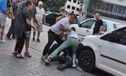 Sokak ortasında dehşet anları, bıçağı sırtına sapladı