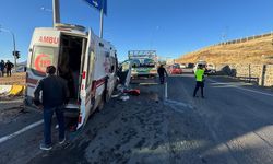 Ağrı’da ambulans kamyonetle çarpıştı: 2’si ağır 7 yaralı