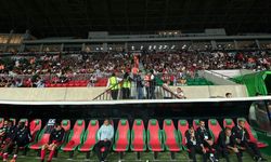 Diyarbakır Stadı'nda skandal! Amedspor maçı karanlığa gömüldü