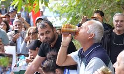 Bal yeme yarışması nefes kesti: 2 dakikada 1 kilogram balı tüketti, izleyenler hayret etti