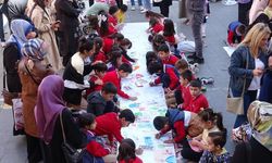 Bin 500 öğrenci aynı anda resim çizdi