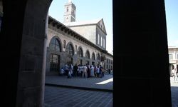 Diyarbakır'da imamlardan anlamlı hizmet: Türkçe, Kürtçe, Zazaca ve İngilizce rehberlik yapıyorlar