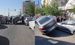 Diyarbakır'da park halindeki 2 araca çarpıp asılı kaldı